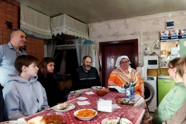 беседа-студентов-о-народной-культуре-русского-севера-с-хозяевами-дома668389EA-62C7-86F4-657B-2168CC83555D.jpg