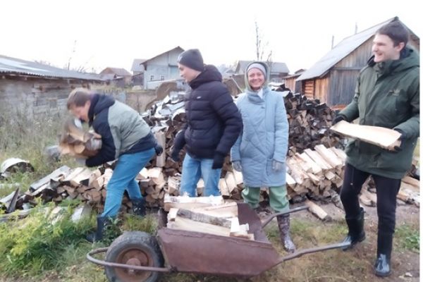 студенты-ргпу-складывают-поленницу75B880CF-8708-EC21-1905-73EFDE4BFF7C.jpg