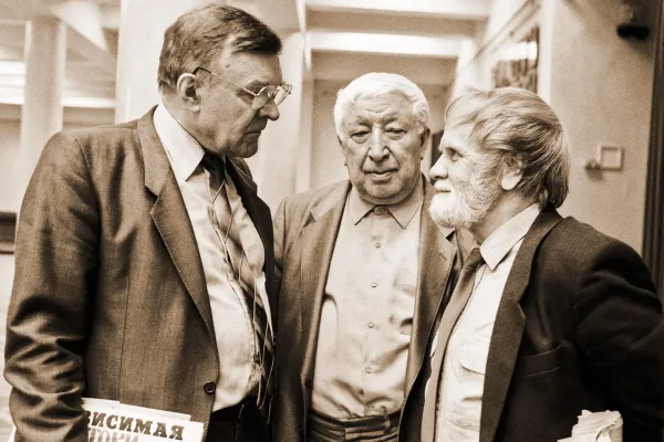 академики-пани-юрий-бондарев,-расул-гамзатов-и-василий-беловAFCA8878-7773-14EC-5484-CDA5ECC612C0.jpg