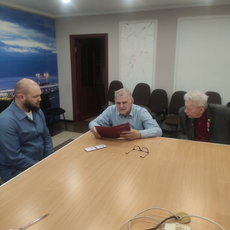 Президент ПАНИ А.В.Воронцов вручил диплом академика ПАНИ Ю.М. Шишкину